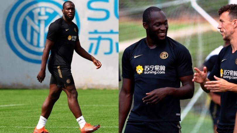Inter, Lukaku in campo fa torello e chiacchiera con Perisic