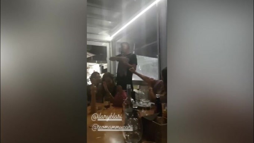 Ilary Blasi, risate al karaoke