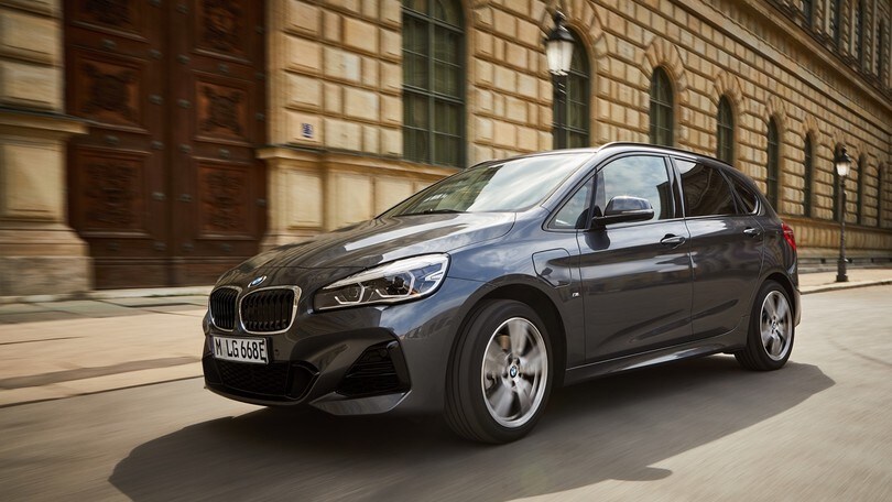 BMW Serie 2 Active Tourer 225xe: gli scatti