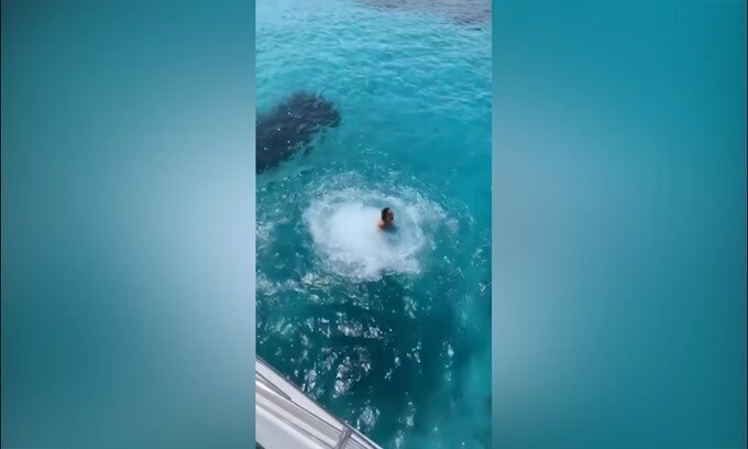 Tuffo in mare per Diletta Leotta!