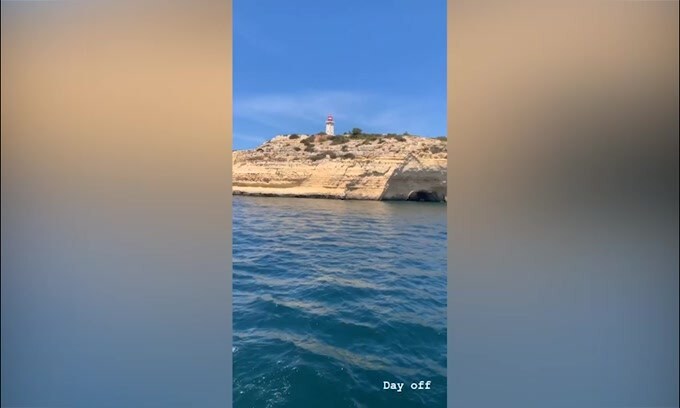 Neymar in barca al mare in attesa del futuro