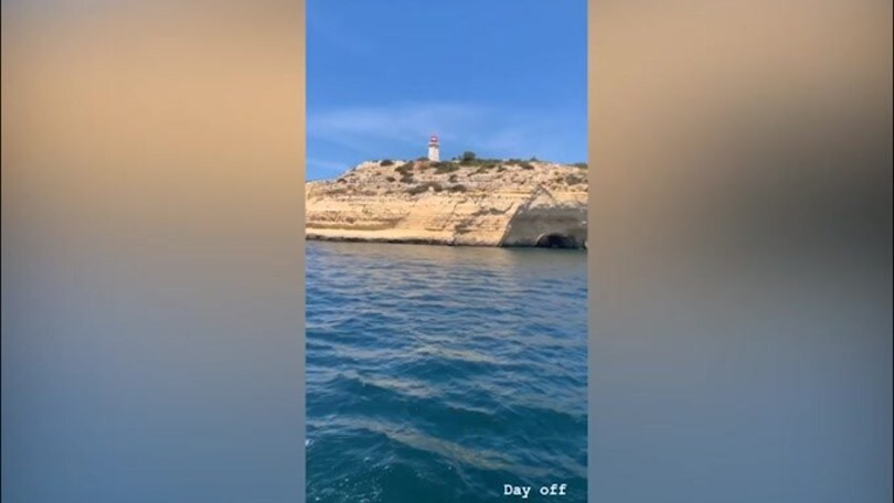 Neymar in barca al mare in attesa del futuro