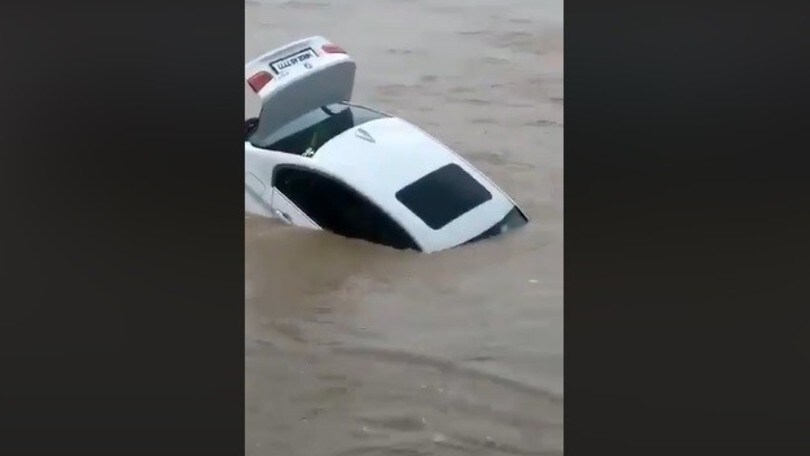 Getta una BMW in acqua perché voleva una Jaguar VIDEO