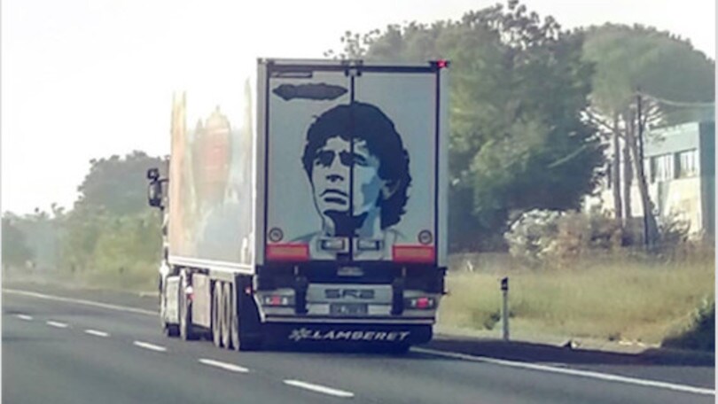 Nel giorno dei mancini, non poteva mancare... Maradona