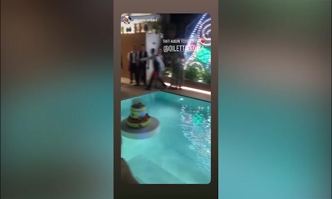 Diletta Leotta, auguri in piscina