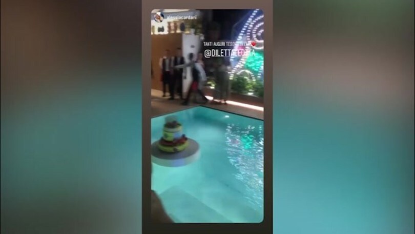 Diletta Leotta, auguri in piscina