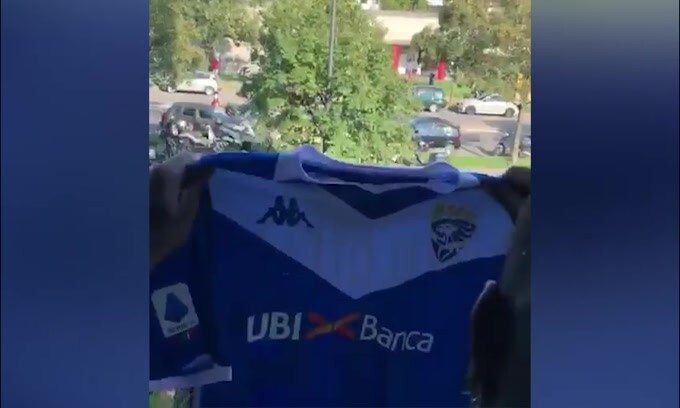 Brescia, Balotelli lancia la maglia ai tifosi