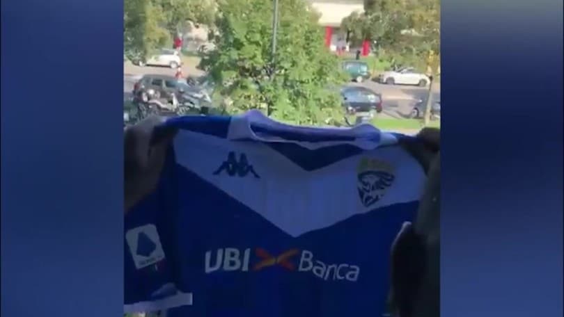 Brescia, Balotelli lancia la maglia ai tifosi