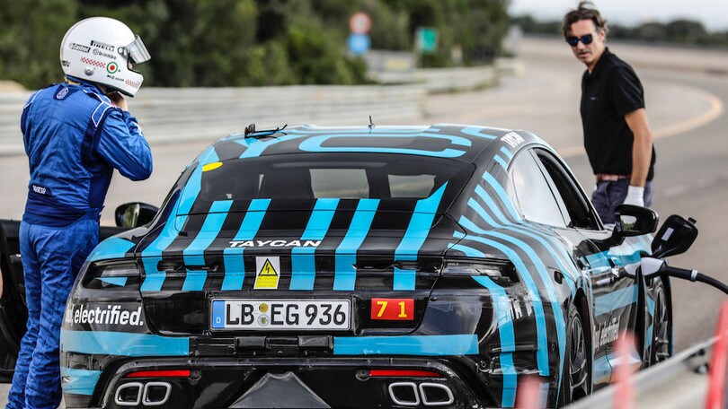 Porsche Taycan, alta velocità sull'anello di Nardò