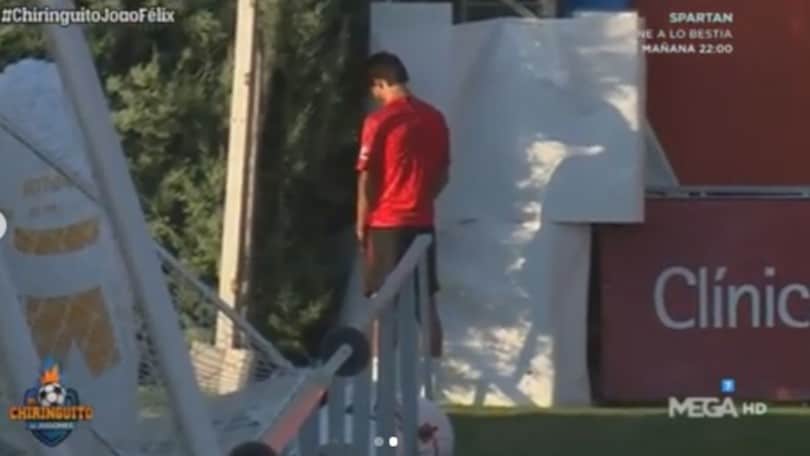 Joao Felix, pipì a bordo campo con l'Atletico Madrid
