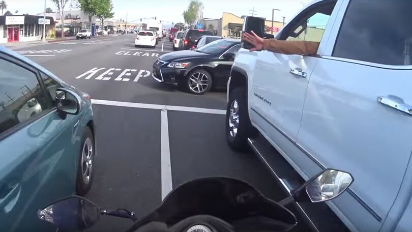 Moto inchioda all'ultimo grazie al gesto di un automobilista, il VIDEO