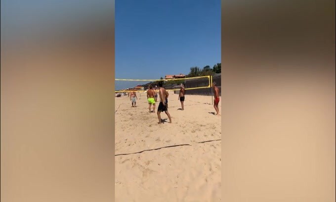 Ilary Blasi lancia una sfida ai turisti in spiaggia