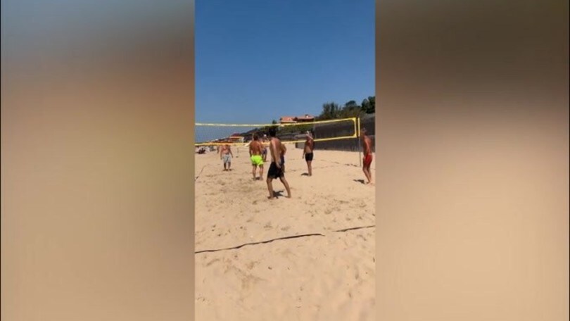 Ilary Blasi lancia una sfida ai turisti in spiaggia