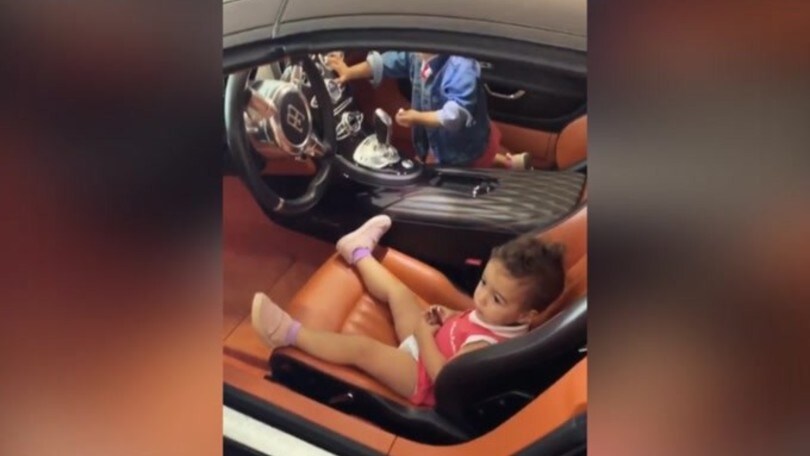 CR7, i bimbi sull'auto di papà