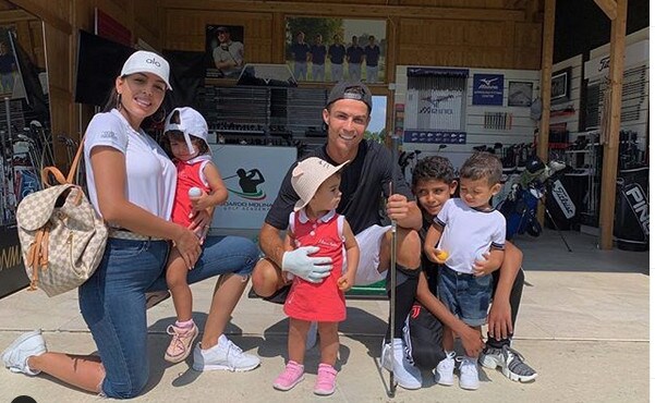 Cristiano Ronaldo festeggia i primi 3 punti: golf con la famiglia ai Roveri
