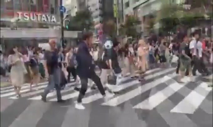 Del Piero, che spettacolo: palleggi per strada a Tokyo