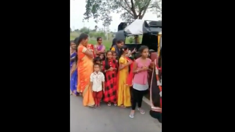 India, un tre ruote trasportava 24 passeggeri VIDEO
