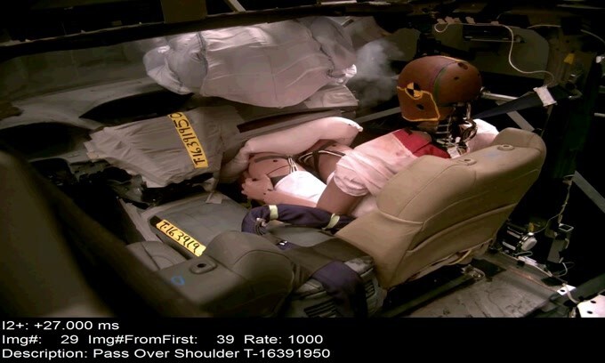Honda, sistema airbag a tre camere: il VIDEO