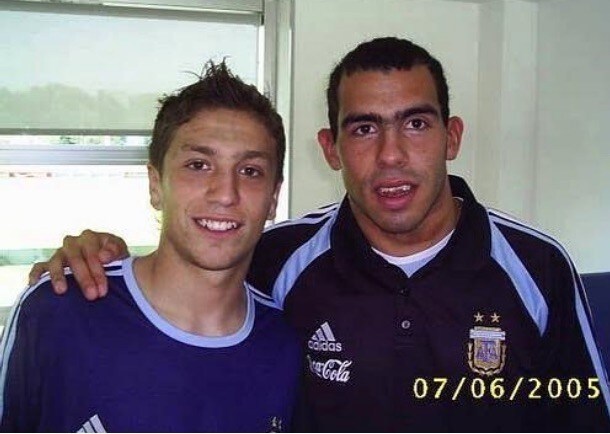 Chi è quel giocatore accanto a Tevez? Il post diventa mito