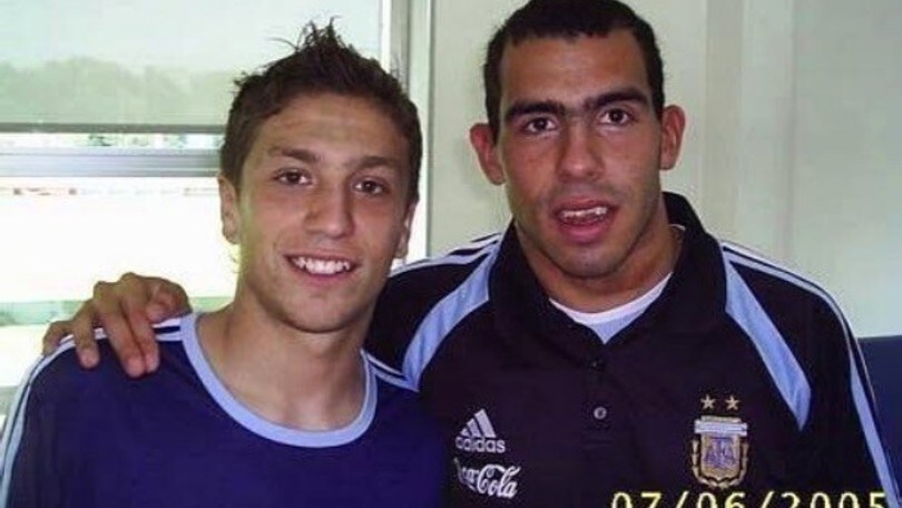 Chi è quel giocatore accanto a Tevez? Il post diventa mito