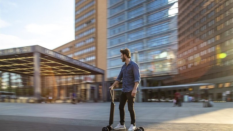 Audi e-tron Scooter, la micromobilità diventa green: gli scatti