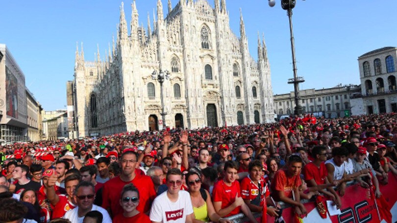 Ferrari, festa a piazza Duomo a Milano per i 90 anni