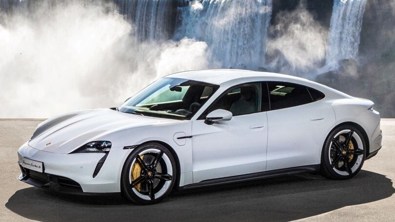 Porsche Taycan Turbo S, gli scatti