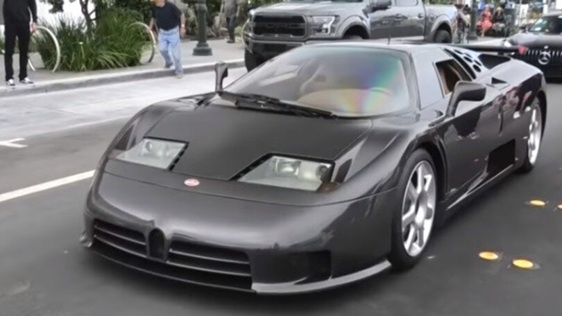 Bugatti EB110 SS, spunta un modello in carbonio: VIDEO