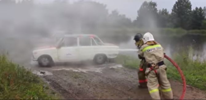 L'autolavaggio estremo con la cisterna dei pompieri VIDEO