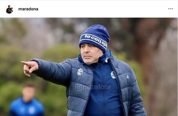 Maradona dirige il primo allenamento del Gymnasia e i tifosi impazziscono