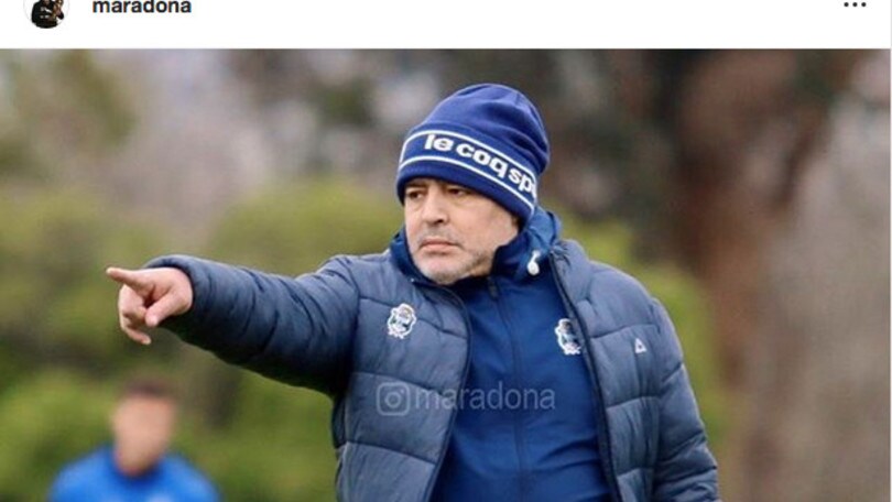Maradona dirige il primo allenamento del Gymnasia e i tifosi impazziscono