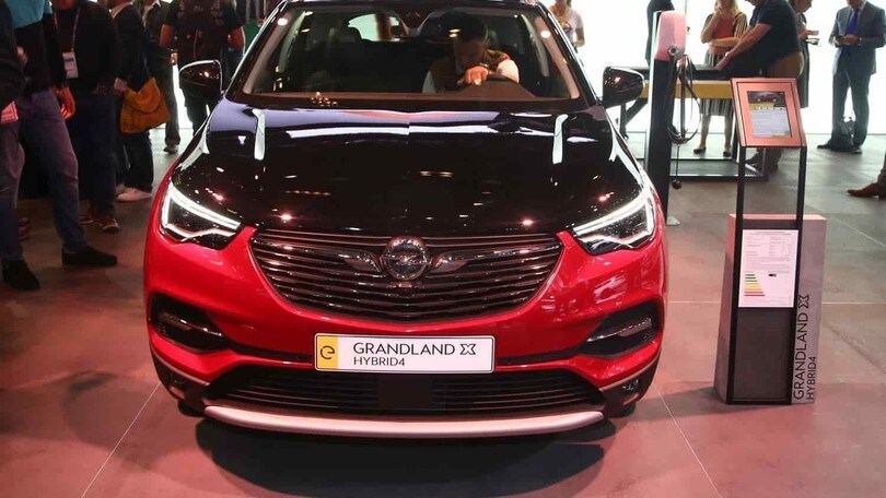 Opel Grandland X Hybrid4, le foto del SUV