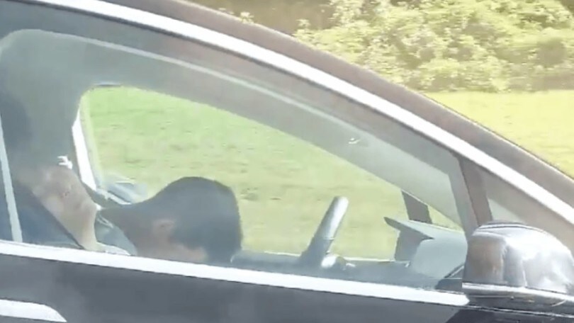 Tesla, il video della discordia col pilota addormentato