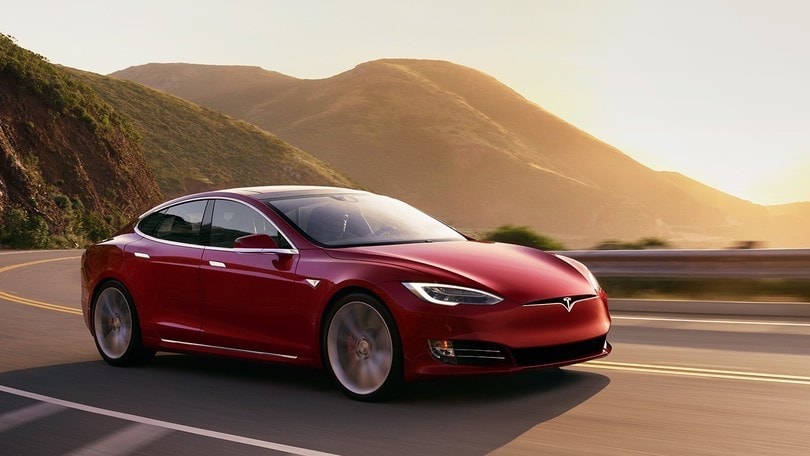 Tesla Model S, Plaid per battere Porsche Taycan