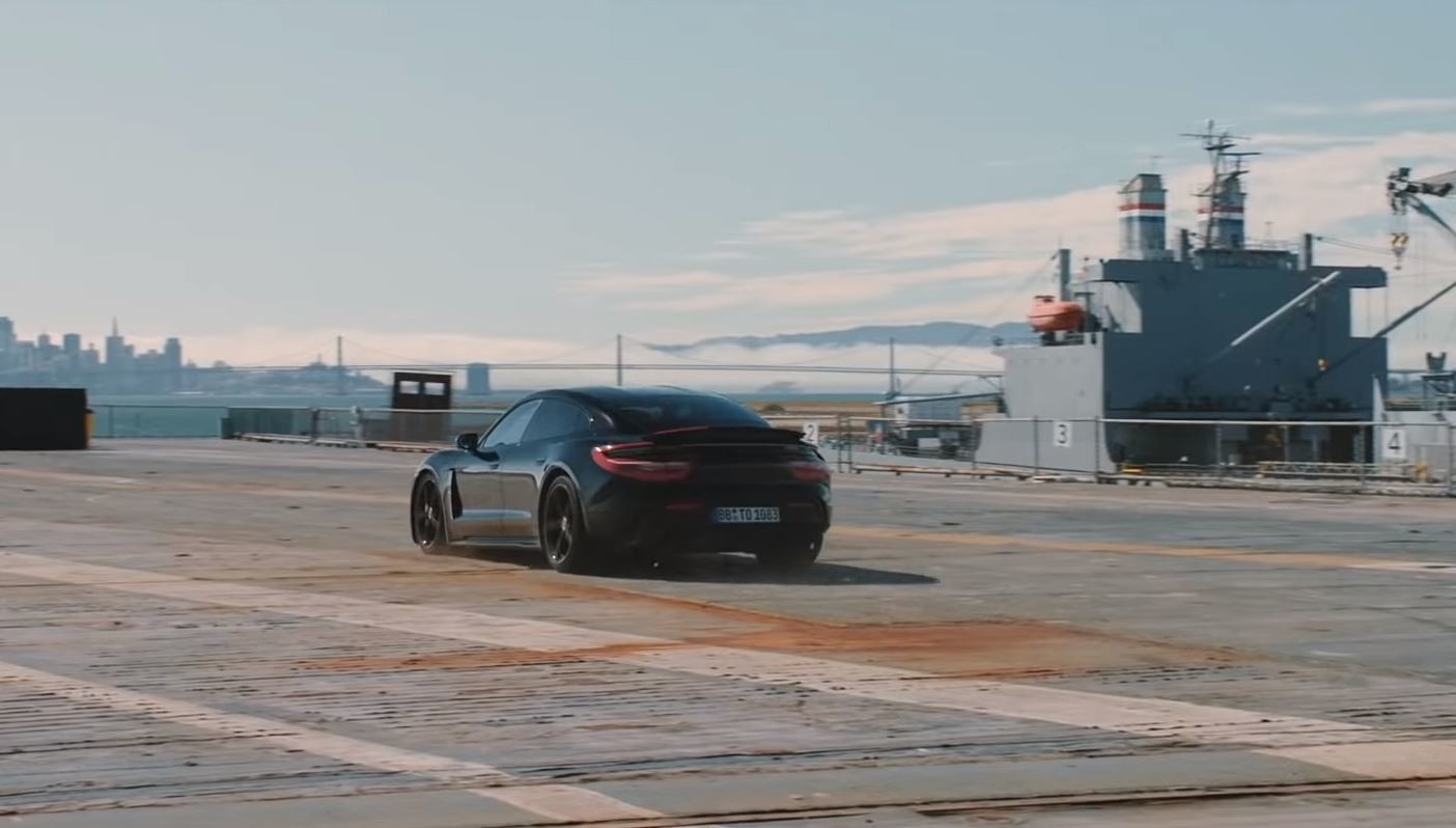 Porsche Taycan, il record: su una portaerei a 145 km/h