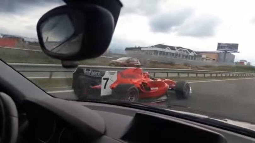 Quando in autostrada sfreccia una monoposto... VIDEO