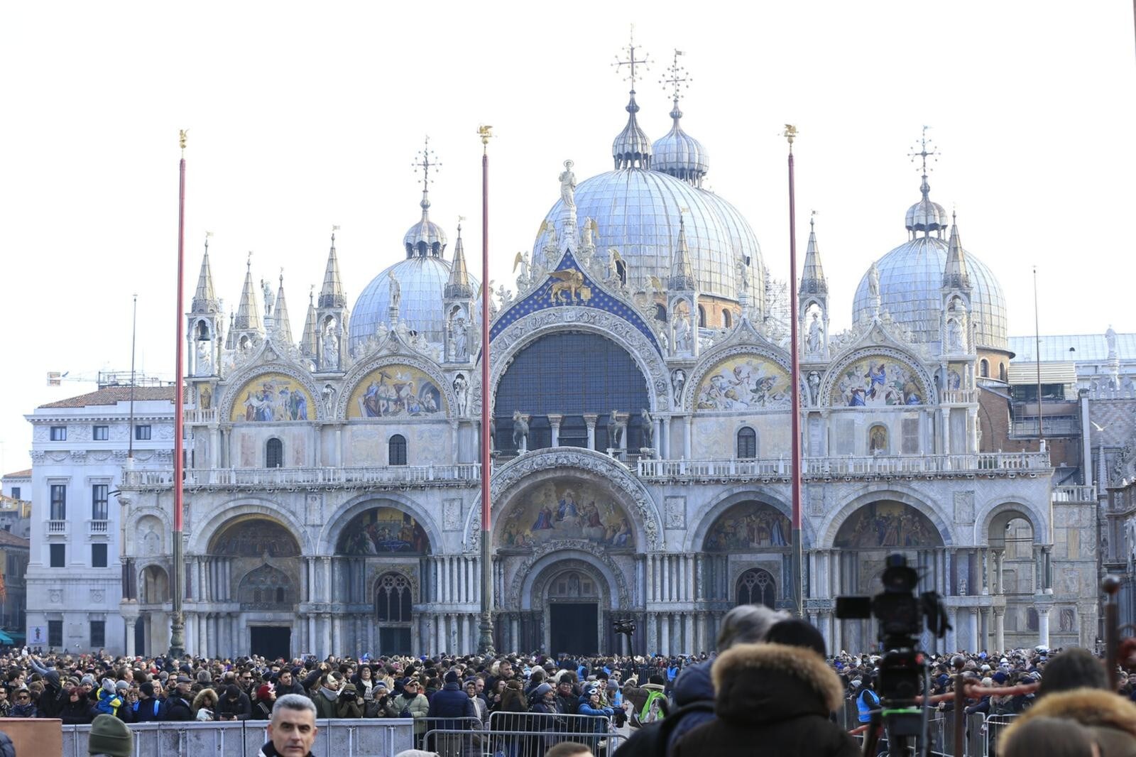 Tifosi dello Slavia fanno il bagno nudi a Venezia: multa da 3.000 euro