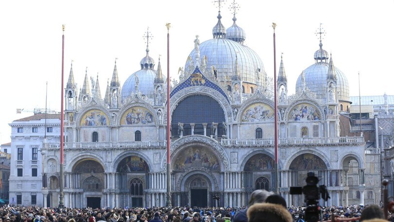 Tifosi dello Slavia fanno il bagno nudi a Venezia: multa da 3.000 euro