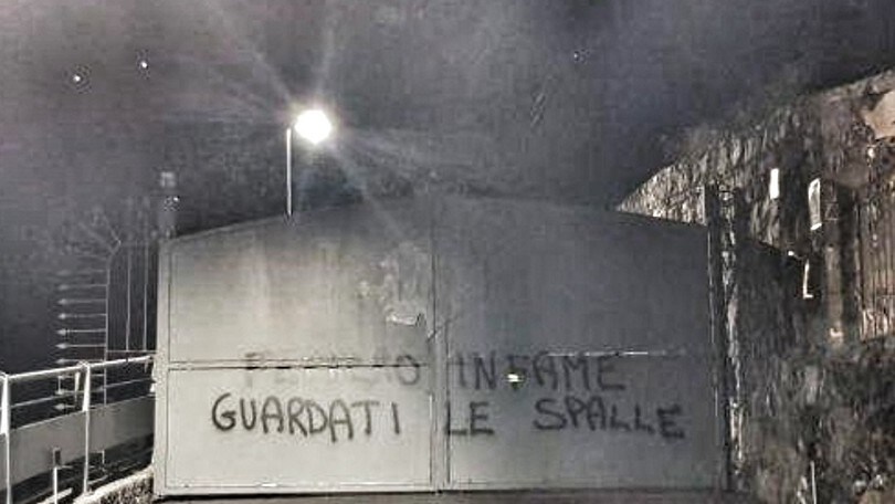 "Ferrero infame, guardati le spalle". Scritta shock a Casa Samp