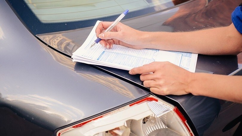 Assicurazioni, RC Auto in calo grazie a incentivi e scatola nera