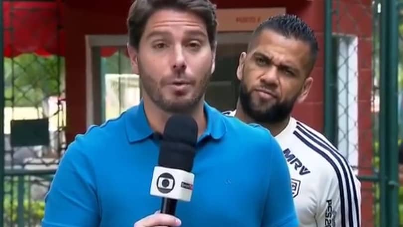 Dani Alves disturba il giornalista in diretta tv