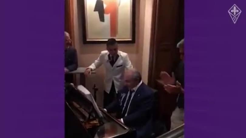 Commisso al pianoforte suona l'inno della Fiorentina