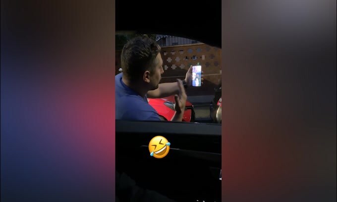 Tifoso "impazzisce" per Totti: Ilary ride e riprende