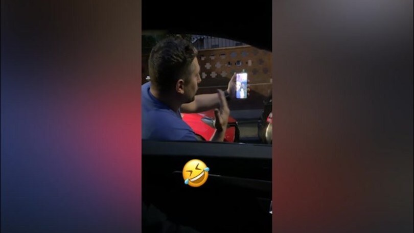 Tifoso "impazzisce" per Totti: Ilary ride e riprende