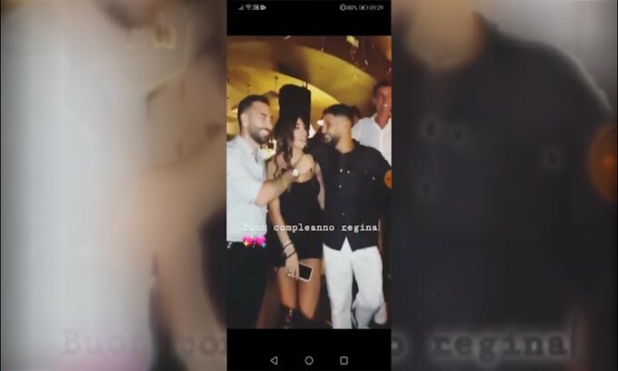 Al compleanno della moglie Lorenzo Insigne canta a squarciagola