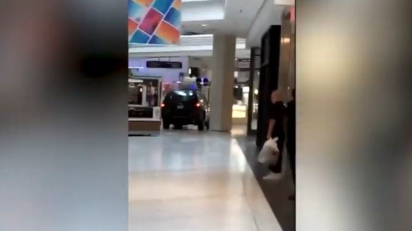 Chicago, folle distrugge un centro commerciale su un SUV