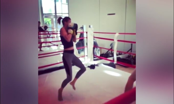 Elisabetta Canalis, arti marziali in palestra!