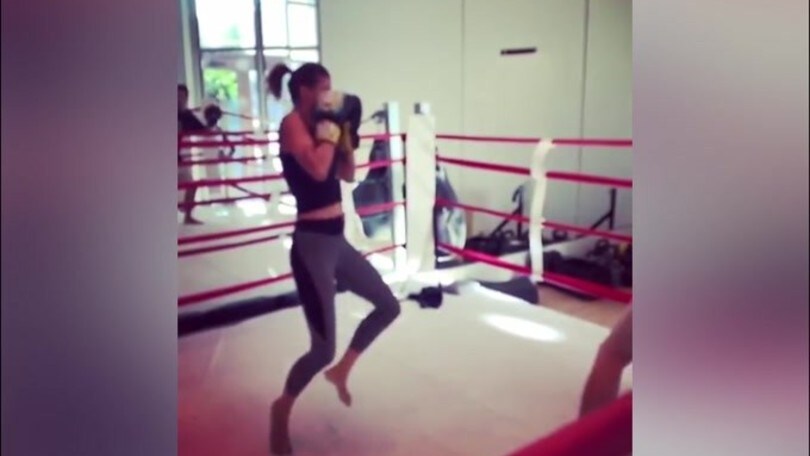 Elisabetta Canalis, arti marziali in palestra!