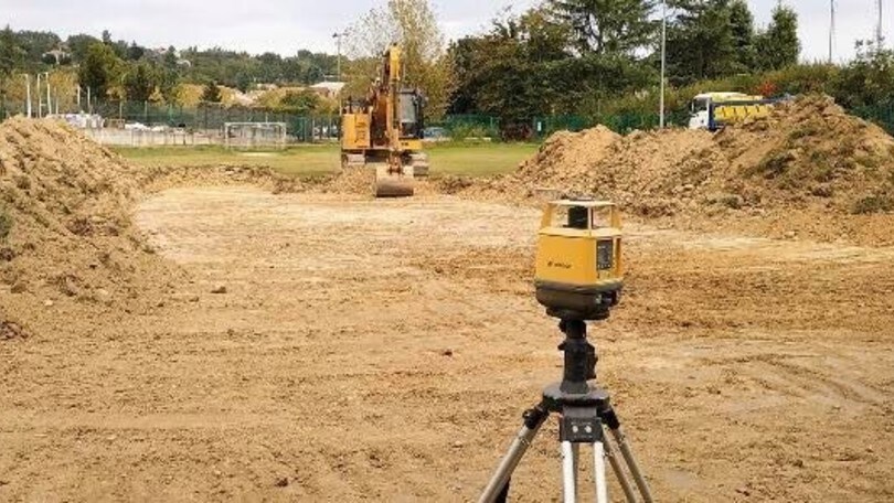 Bra imperterrito al lavoro per il nuovo campo sintetico a sette