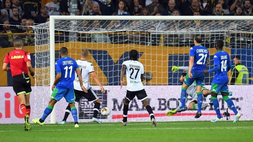 Il Parma batte il Sassuolo con un'autogol di Bourabia al 95'